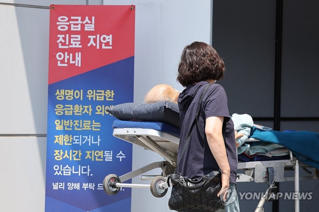 다가오는 의사 집단휴진…진료 마비 발생할까<br>(서울=연합뉴스) 임화영 기자 = 동네 병의원과 대학병원을 가리지 않고 '전면 휴진'이 확산하는 가운데 14일 서울대병원 응급진료센터로 한 환자가 이송되고 있다. 2024.