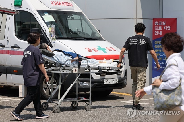 다가오는 의사 집단휴진…진료 마비 발생할까<br>(서울=연합뉴스) 임화영 기자 = 동네 병의원과 대학병원을 가리지 않고 '전면 휴진'이 확산하는 가운데 14일 서울대병원 응급진료센터로 한 환자가 이송되고 있다. 2024.