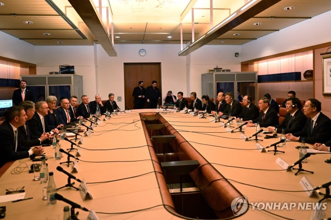 澳大利亞 - 中國會談（堪培拉AFP = Yonhap News），在澳大利亞舉行，中國總理Li Chang（右邊是第三位）和澳大利亞總理Anthony Alberry（左三）在17日（當地時代）舉行了澳大利亞堪培拉國會大廈的會談。
