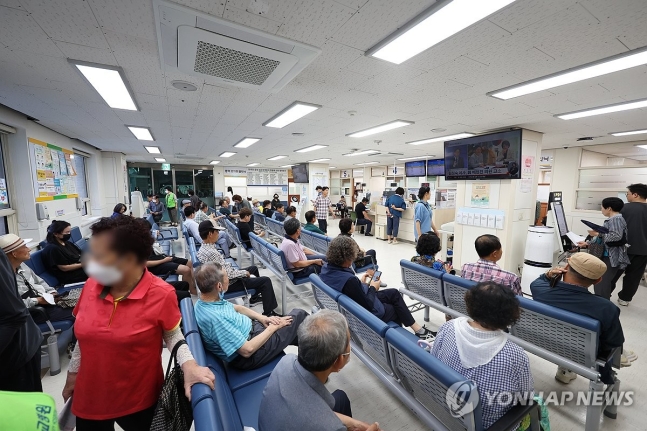 訪問“集團關閉”醫院（Gwangju = yonhap新聞）的患者Cheon Jung -in Reporter =患者正在等待該命令在18日在Gwangju的Dong -Gu的Jeonnam University Hospital接受醫療。2024.6.18