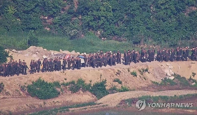 대규모 병력 투입돼 작업 중인 북한군
(서울=연합뉴스) 최근 비무장지대(DMZ)에서 작업 중이던 북한군 다수 인원이 지뢰 폭발로 다치거나 숨지는 사고가 발생했다고 군 당국이 18일 밝혔다.
    합동참모본부 관계자