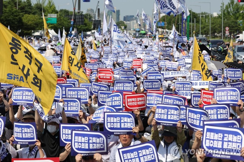 <b>거리로 나선 의사</b>들