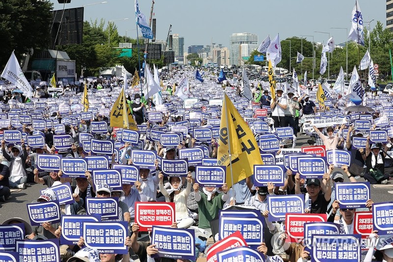 <b>거리로 나선 의사</b>들
