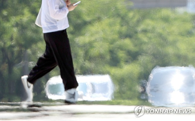Gyeongnam 36°C
(Milyang=Yonhap News) Reporter Kim Dong-min = Geongnam region is forecasted to have a daytime high of 36°C on the afternoon of the 18th. Geothermal steam rises from the road in front of the Millyang City Hall in Gyeongnam. June 18, 2024. image@yna.co.kr