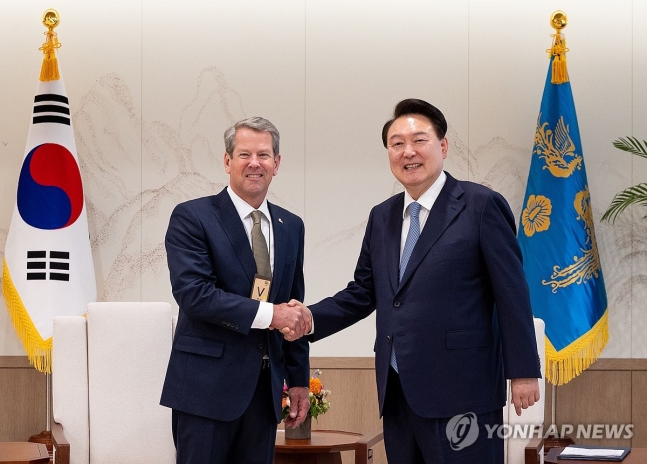 總統Yoon Seok -Yeol採訪了州長Kemp美國州長（Seoul = Yonhap News）記者Jin Sung -Cheol =總統Yoon Seok -yeol正在與Brian Kemp州長Brian Kemp，Brian Kemp州長Brian Kemp，在Seoul的Yongsan總統辦公室，在18號北部的Yongsan總統辦公室拍攝。2024.6。