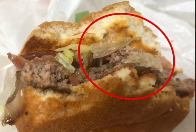기름종이 넣어 만든 맥도날드 햄버거
 동그라미 안의 하얀 물체는 야채처럼 보이지만 기름종이여서 잘 안 씹힌다고 한다. 고기 패티를 분류해 놓아두는 종이인데, 햄버거를 만들 때 패티에 붙어있는 것을 제거하지 않고 함께