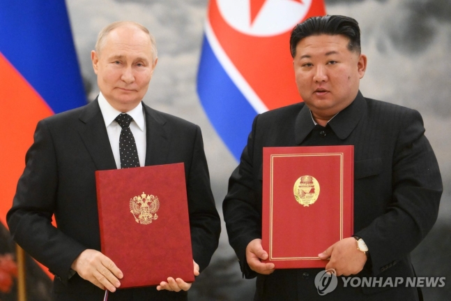 조약 체결한 김정은 북한 국무위원장과 블라디미르 푸틴 러시아 대통령
[AFP=연합뉴스]