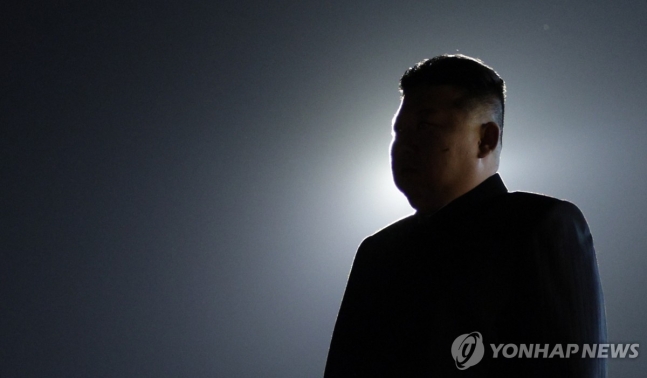 '푸틴을 기다리며'
(평양 AFP·스푸트니크=연합뉴스) 김정은 북한 국무위원장이 19일 새벽 평양 순안공항에서 24년만에 북한을 찾는 블라디미르 푸틴 대통령을 기다리고 있다. [재판매 및 DB 금지]
