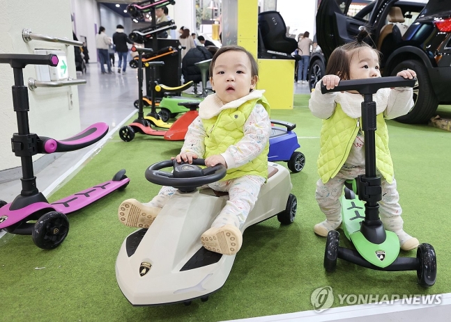 아기들의 베이비페어 나들이
지난 2월 15일 서울 강남구 코엑스에서 열린 '제45회 베페 베이비페어'에서 아기들이 탈것들을 체험하고 있다. [연합뉴스 자료사진. 재판매 및 DB 금지]