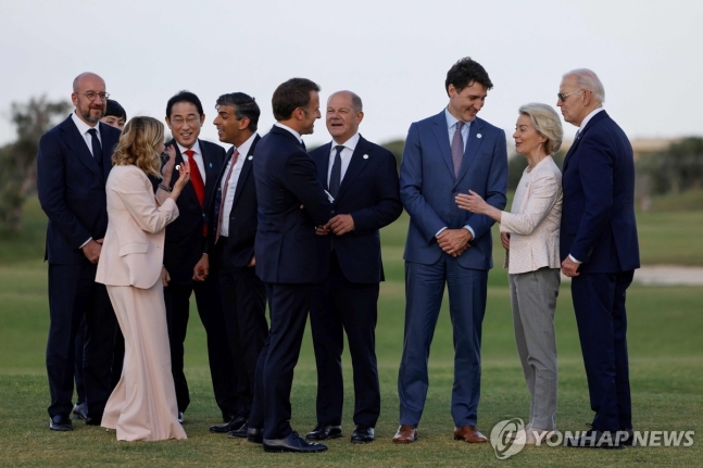 담소 나누는 G7 정상들
[AFP 연합뉴스 자료사진. 재판매 및 DB 금지]