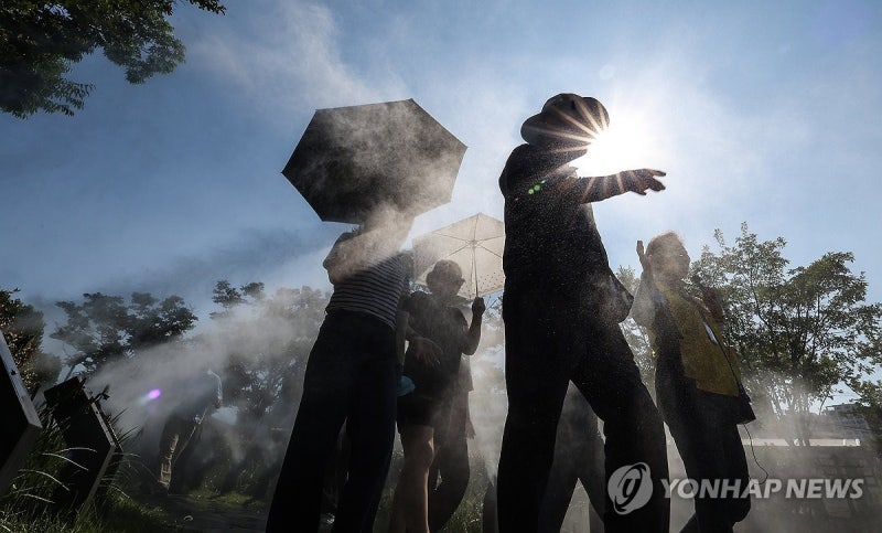 <b>서울</b> 올여름 첫 <b>폭염주의보</b>…92개 지역에 '<b>폭염</b>특보'