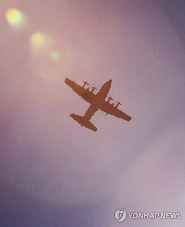 비행하는 '하늘의 전함' AC-130J
(태백=연합뉴스) 홍기원 기자 = '하늘의 전함'으로 불리는 미국의 최신예 특수전 항공기 AC-130J '고스트라이더'가 18일 강원도 태백시 필승사격장 상공을 비행하고 있다.