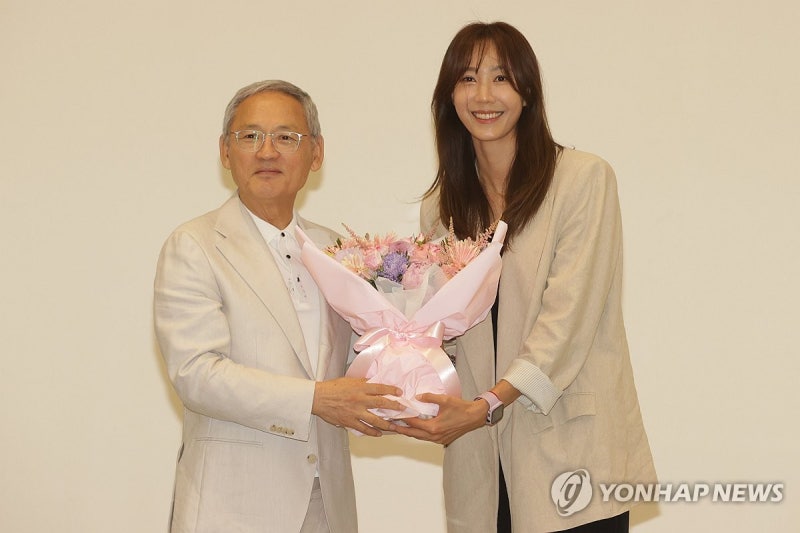 <b>유인촌</b> <b>장관</b>, 한송이에게 <b>꽃다발</b> 전달