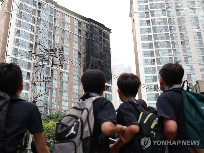 강남구 <b>역삼동</b> <b>아파트</b> <b>화재</b>…주민 40여명 긴급 대피(종합)