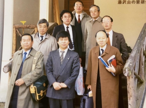 1988년 일본증권업협회 한국 사절단 단원과 함께(앞줄 가운데가 강창희 대표)
[강창희 대표 제공]