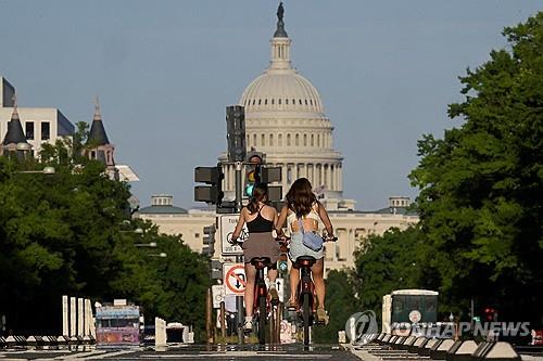 지난 19일(현지시간) 워싱턴DC에서 폭염 속에 자전거를 타는 여성들
[로이터=연합뉴스]