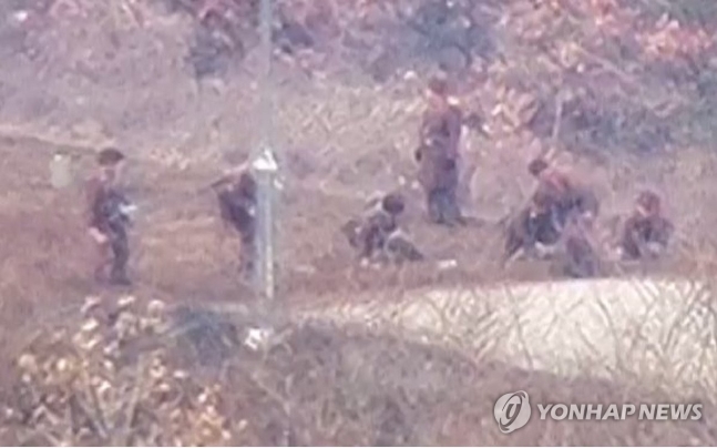 전선지역에서 지뢰매설 작업 중인 북한군
(서울=연합뉴스) 최근 비무장지대(DMZ)에서 작업 중이던 북한군 다수 인원이 지뢰 폭발로 다치거나 숨지는 사고가 발생했다고 군 당국이 18일 밝혔다.
    합동참모본부 관계