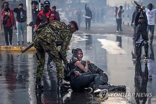 케냐 세금인상 반대 시위대와 진압에 나선 경찰
[AFP=연합뉴스]