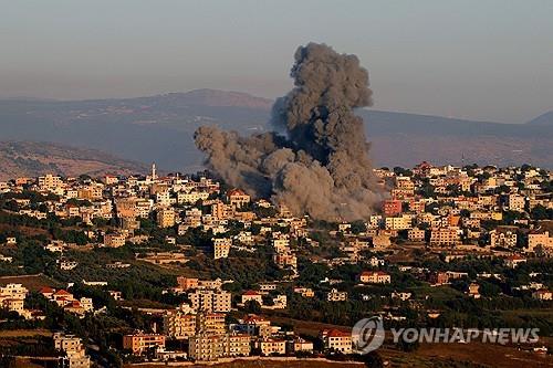 이스라엘 공습으로 연기 피어오르는 레바논 남부의 마을
[AFP=연합뉴스 자료사진] 
