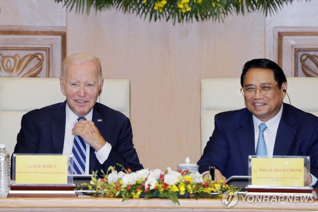 바이든 미국 대통령과 팜 민 찐 베트남 총리
지난해 9월 11일(현지시간) 베트남 하노이 정부 청사에서 베트남을 국빈 방문한 조 바이든 미국 대통령이 팜 민 찐 베트남 총리와 나란히 앉아 있다. 2025.6.22
[
