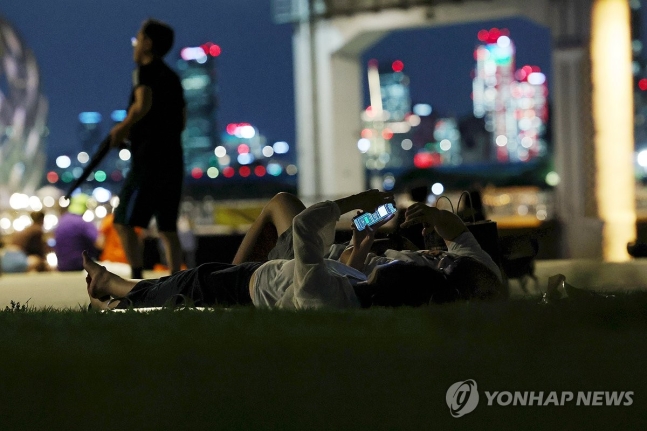 서울 반포한강공원에서 시민들이 휴식을 취하고 있다. [연합뉴스 자료사진]