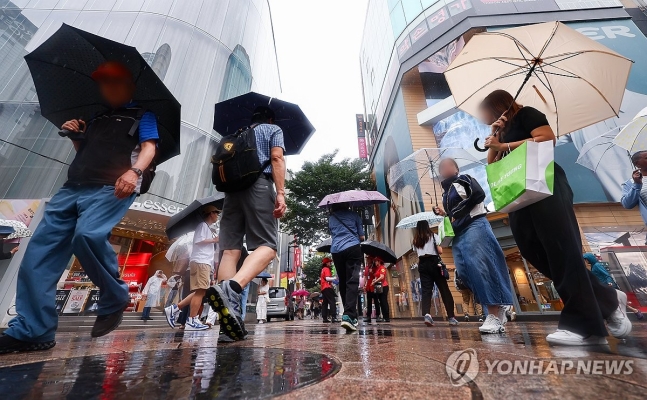 폭염 뒤 찾아온 비
(서울=연합뉴스) 서대연 기자 = 비가 내린 22일 오전 서울 명동거리에 시민들과 관광객들이 우산을 쓰고 이동하고 있다, 2024.6.22 dwise@yna.co.kr