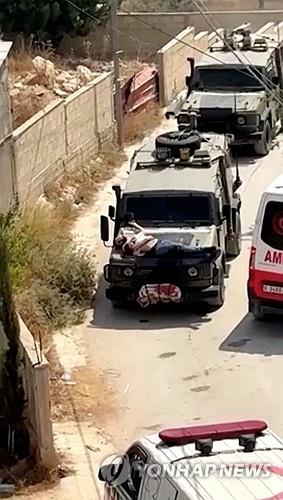 팔레스타인 남성을 묶고 달리는 이스라엘 군용 차량 [로이터 연합뉴스. 재판매 및 DB 금지]
