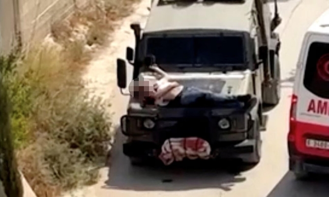 다친 팔레스타인인 매달고 달리는 이스라엘 군용차량[로이터 연합뉴스. 재판매 및 DB 금지]
