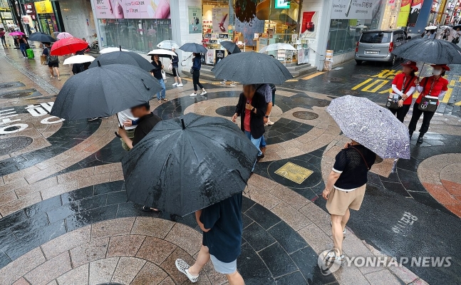 비 내리는 명동거리
(서울=연합뉴스) 서대연 기자 = 비가 내린 22일 오전 서울 명동거리에 시민들과 관광객들이 우산을 쓰고 이동하고 있다, 2024.6.22 dwise@yna.co.kr