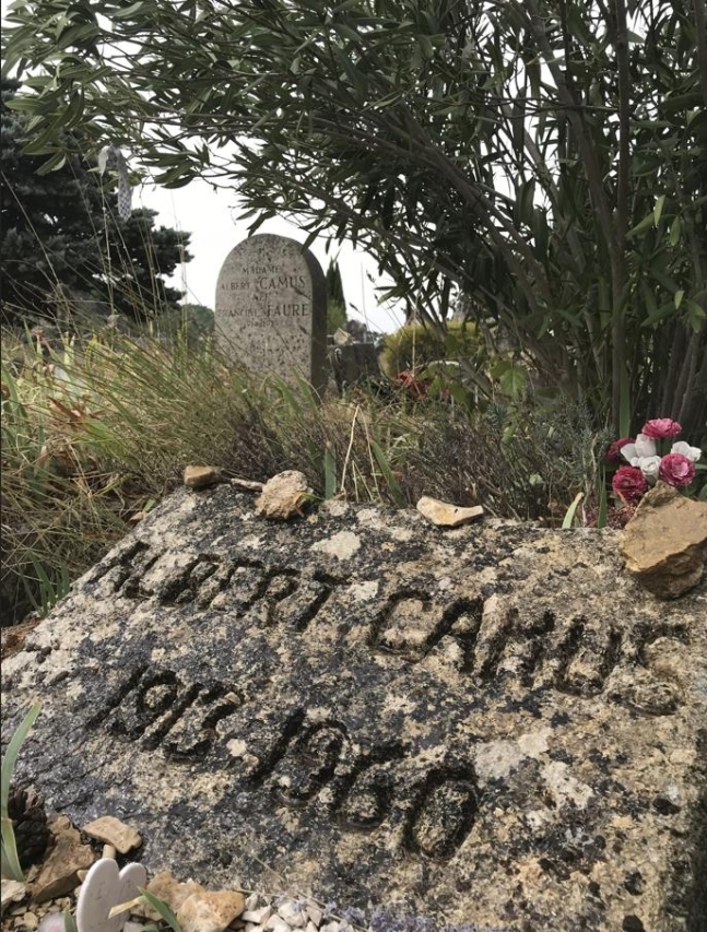 알베르 카뮈 묘소
프랑스 남부 루르마랭에 있는 카뮈 묘비. '알베르 카뮈 1913~1960'이라고 적혀 있다. 그 바로 뒤에는 카뮈의 부인 프랑신 포르의 묘비가 보인다. [촬영 김용래 기자]