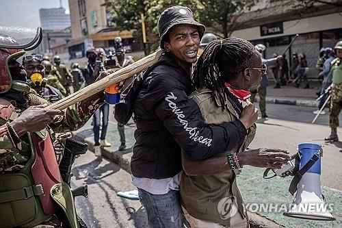 케냐 '증세 항의' Z세대 나이로비 시위
[AFP=연합뉴스]
