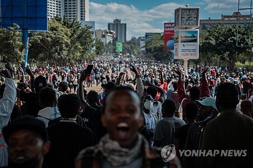 케냐 '증세 항의' Z세대 나이로비 시위
[AFP=연합뉴스]