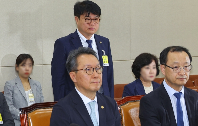 인사하는 임현택 의협회장 (서울=연합뉴스) 한종찬 기자 = 임현택 대한의사협회 회장이 26일 오전 국회 보건복지위원회 전체회의장에서 열린 의료계 비상상황 관련 청문회에 출석해 인사하고 있다. 2024.6.26 sab