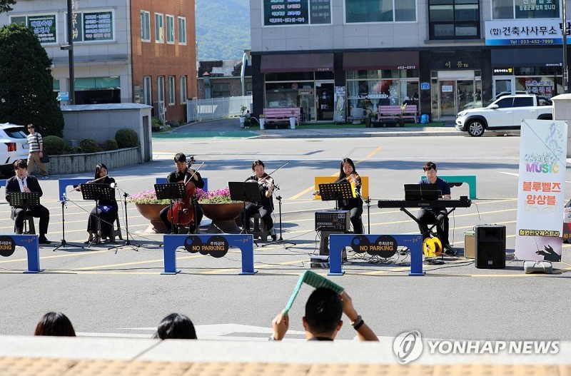 <b>철원군청</b> 앞에서 열린 출근길 클래식 공연