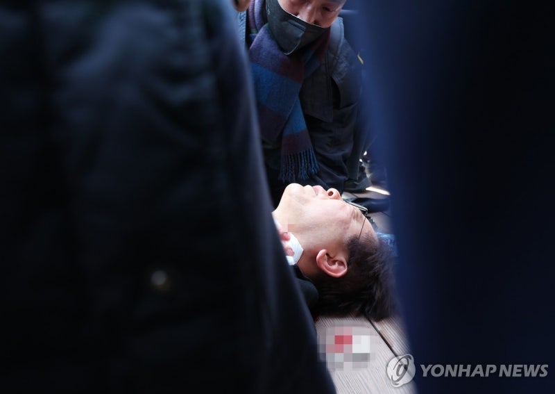 공수처 '<b>이재명</b> 피습현장 물청소' 부산 강서경찰서 압수수색(종합)
