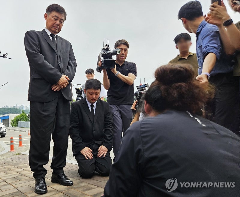 유족 찾아 사죄하는 <b>박순관 에스코넥 대표</b>