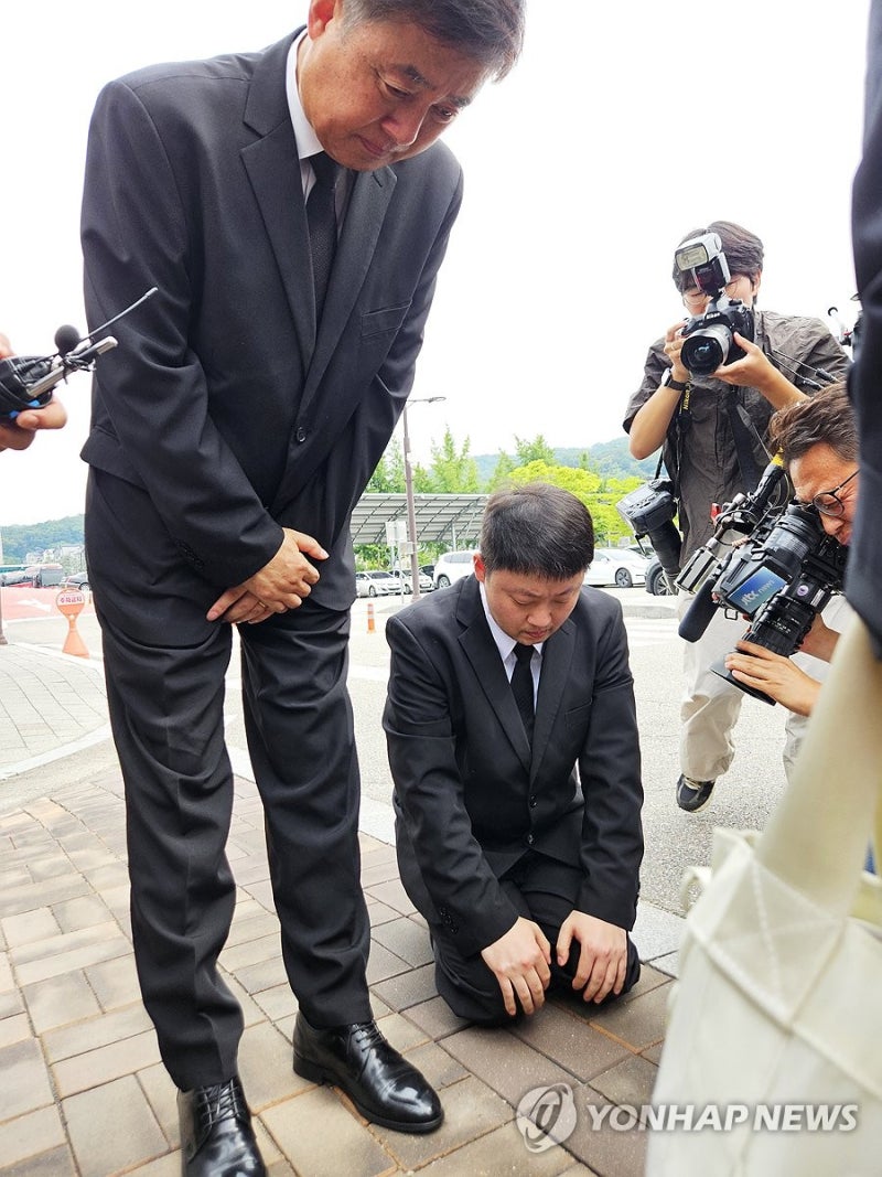 유족 찾아 사죄하는 <b>박순관 에스코넥 대표</b>