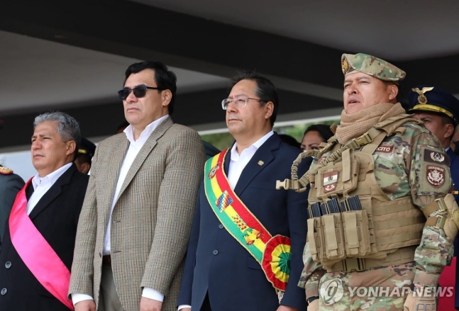 4월 18일 군 행사에 참석해 나란히 선 수니가 장군(오른쪽부터)과 아르세 대통령
[볼리비아 대통령실 제공. AFP 연합뉴스 자료사진. 재판매 및 DB 금지]