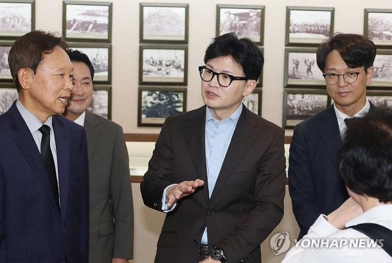 <b>유엔기념공원</b> <b>기념</b>관 방문한 <b>한동훈</b>