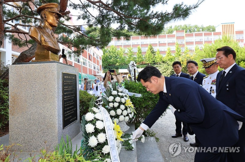 <b>윤영하 소령</b> 흉상에 헌화하는 이희완 차관