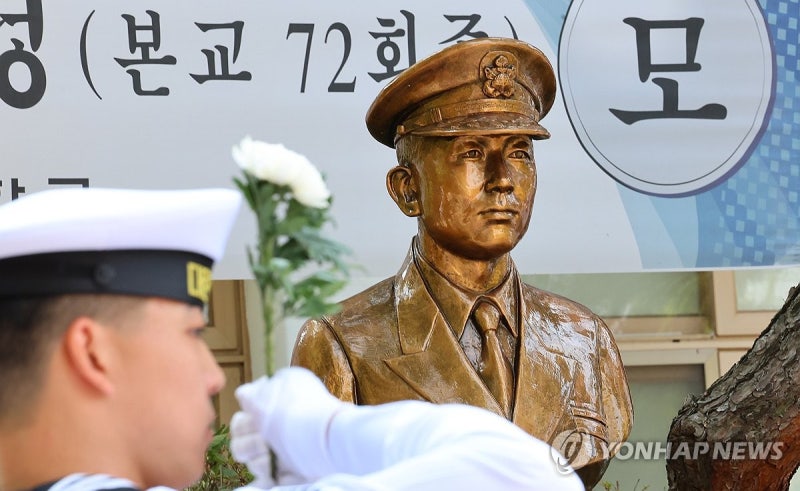 <b>윤영하 소령</b> 22주기 헌화