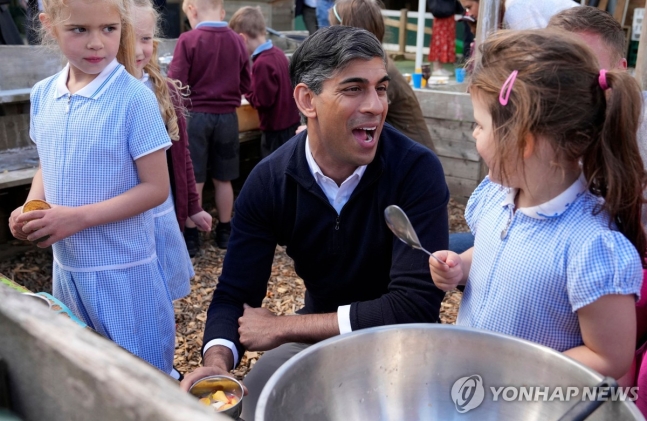 28일 한 초등학교를 방문한 수낵 총리
[AFP 연합뉴스]