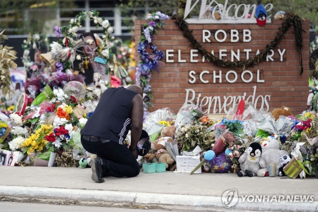 미 텍사스주 유밸디 롭 초등학교 총기난사 사건 이후 희생자들을 추모하는 꽃다발이 놓여있는 모습.
[AP 연합뉴스 자료사진. 재판매 및 DB 금지]