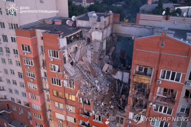 드니프로의 한 아파트가 러시아 공습에 부서진 모습
[드니프로 구조 당국 제공/로이터=연합뉴스]