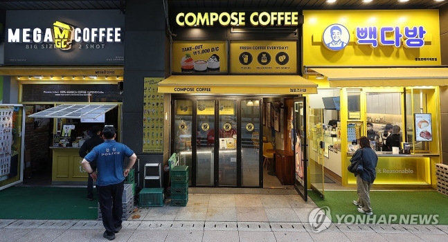 저가 커피 3사 매장, 1년 사이 1천400곳 증가
(서울=연합뉴스) 김성민 기자 = 30일 오후 서울 종로구 광화문역 인근 건물에 위치한 커피 전문점에서 시민들이 음료를 주문하고 있다. 
    3대 저가 커피 브