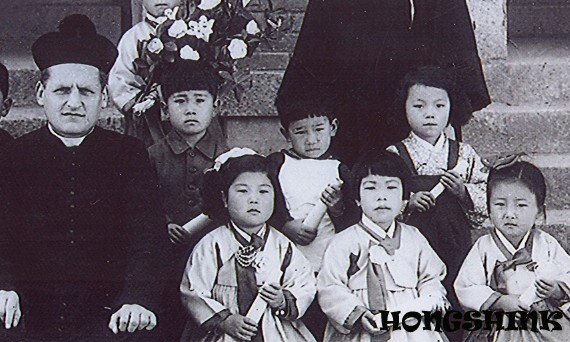 유치원 졸업식 때 김홍신(뒷줄 가운데 남자아이, 맨 왼쪽은 프랑스 신부님)
[본인 제공]
