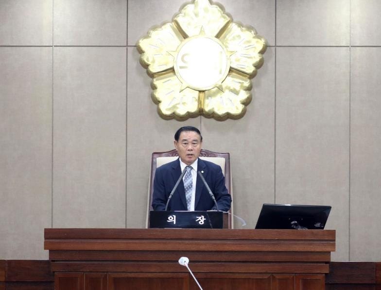 수원시의회 내홍 끝에 <b>후반기 의장</b> 선출…무소속 이재식