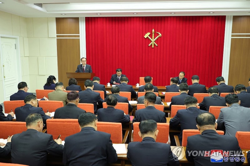 <b>김정은</b> "경제 확연한 상승세"…<b>전원회의</b>서 대외ㆍ군사언급없이 종료