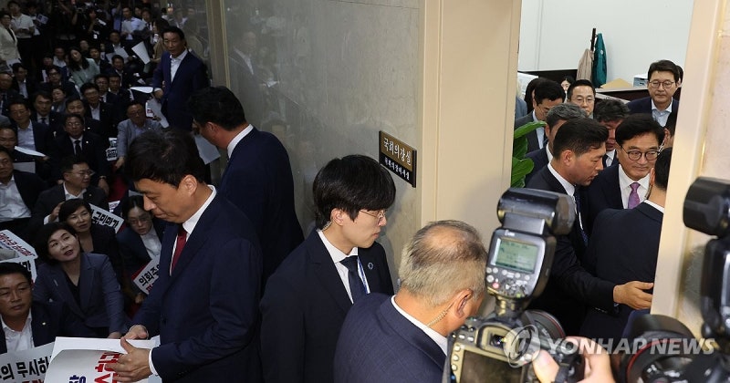 여당 항의 받으며 <b>본회의장</b> 향하는 <b>우원식</b> 의장