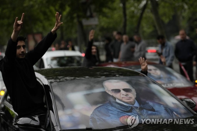 에르도안 대통령 재선 자축하는 지지자
[AP 연합뉴스 자료사진. 재판매 및 DB 금지]